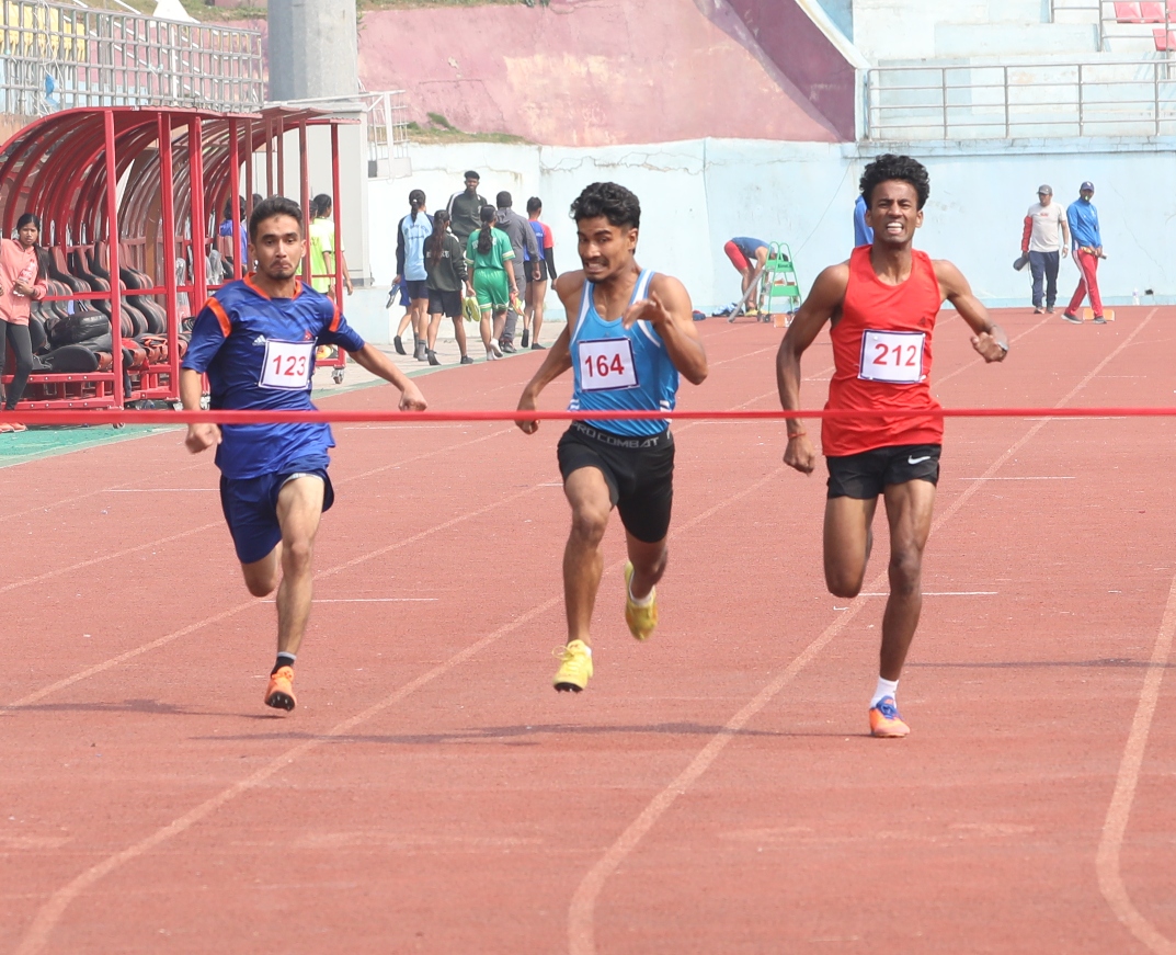 राष्ट्रपति रनिङ सिल्डअन्तर्गत एथलेटिक्स १ सय मिटर दौडमा पहिलो भएका सुजल डाँगी (बीच)